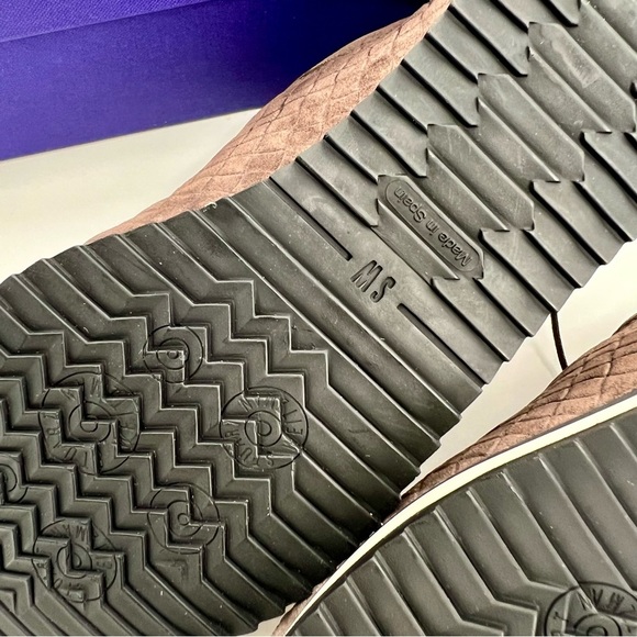 NWT Stuart Weitzman Relay Quilted Suede Sneakers Lead Brown Globe Shoes 8.5 N - Picture 9 of 13